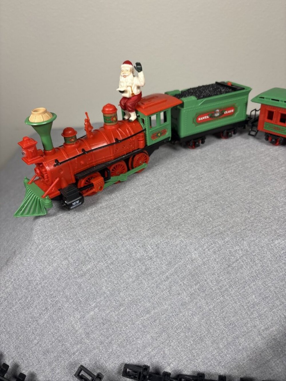 Vintage New Bright 1989 Santa's Christmas Express Holiday Train Set Loco Caboose